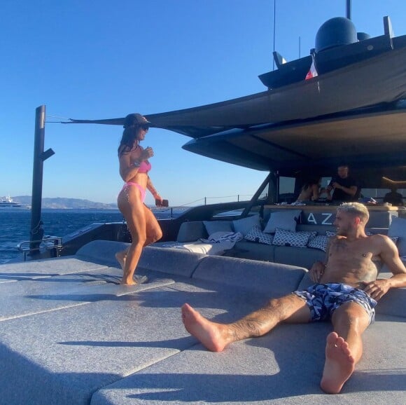 Lucas Hernandez et sa femme Amelia Lorente en vacances à bord d'un bateau.