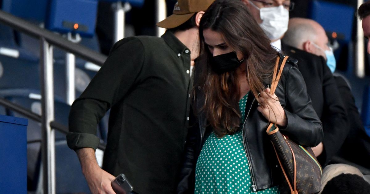Vianney et sa compagne Catherine Robert (enceinte) - People en tribunes ...