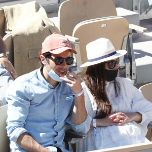 Vianney et sa femme Catherine Robert (enceinte) dans les tribunes lors de la finale des internationaux de France Roland Garros à Paris le 13 juin 2021. © Dominique Jacovides / Bestimage 