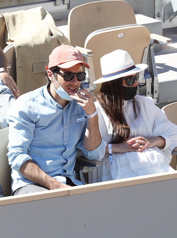 Vianney et sa femme Catherine Robert (enceinte) dans les tribunes lors de la finale des internationaux de France Roland Garros à Paris le 13 juin 2021. © Dominique Jacovides / Bestimage 