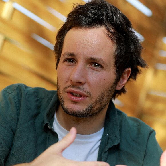 Exclusif - Vianney interviewé par des jeunes lecteurs de "Var Matin" avant son concert au Festival du Château à Solliès-Pont, le 19 juillet 2021. © Laurent Martinat / Nice Matin / Bestimage