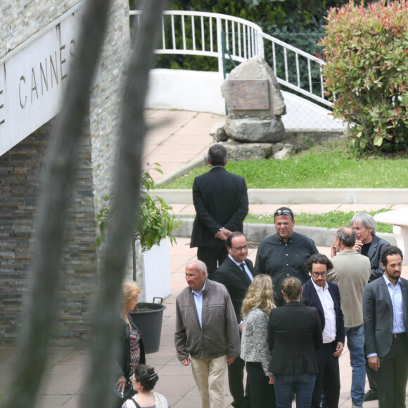 François Hollande aux cotés de son père George Hollande et de son fils Thomas Hollande, a accompagné son frère aîné Philippe Hollande pour son dernier voyage au funérarium de Cannes à 12h00 le 22 mai 2017.
