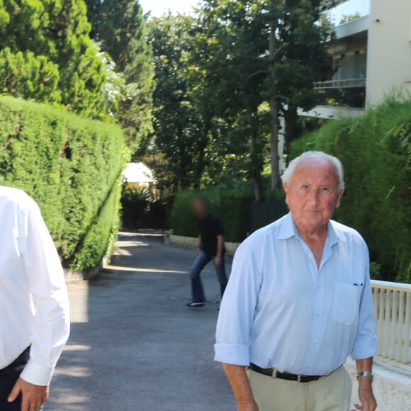 Au lendemain de son 60ème anniversaire, François Hollande est venu embrasser son père Georges Gustave Hollande, 91 ans, dans sa résidence à Cannes. Le 13 août 2014