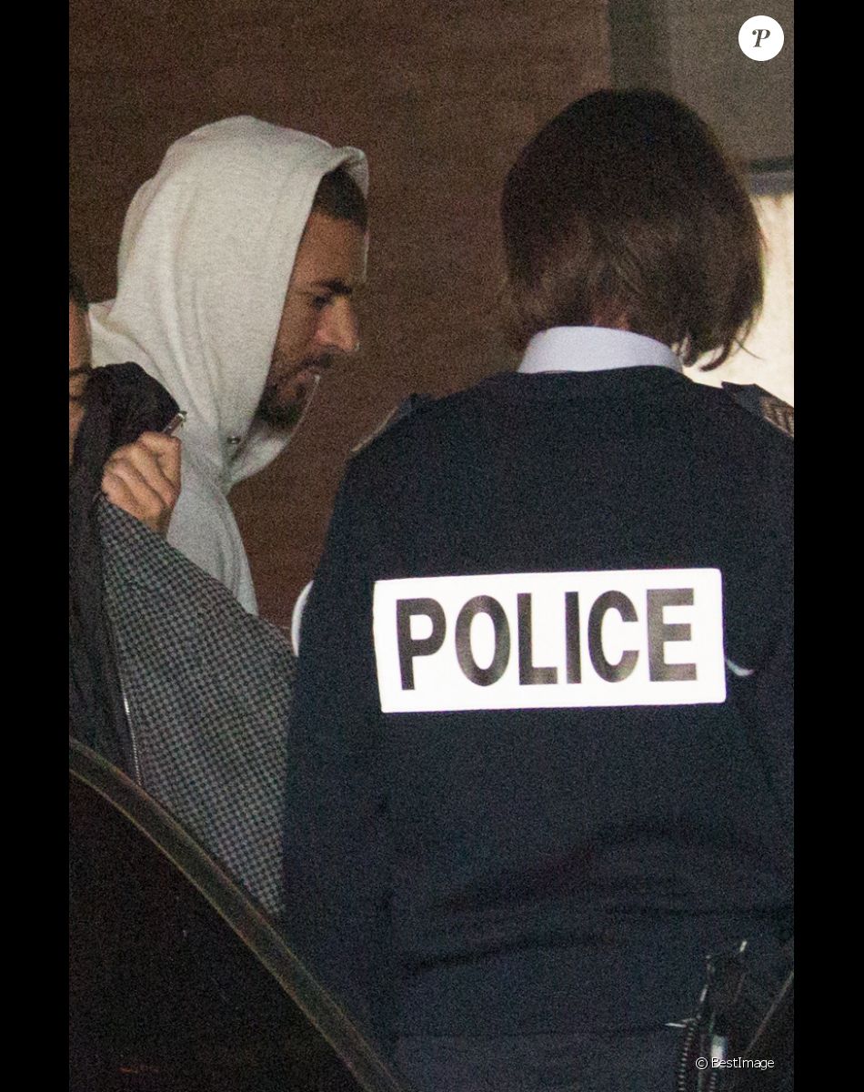 Karim Benzema quitte le tribunal de Versailles le 5 novembre 2015. Après avoir passé la nuit en garde à vue, l'attaquant du Real Madrid aurait reconnu avoir participé à l'opération visant à faire chanter via une sextape son coéquipier Mathieu Valbuena chez les Bleus. Mis en examen dans cette affaire, il est rentré à Madrid dans la journée et a déjà repris l'entraînement.