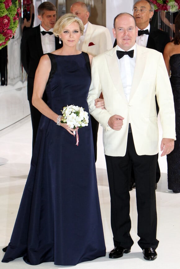 SAS le prince Albert II de Monaco et SAS la princesse Charlène de Monaco (enceinte) - La princesse porte une robe Dior en satin bleu nuit et noir - 66ème Gala de la Croix Rouge