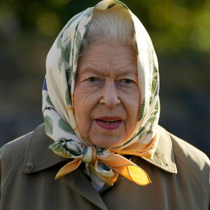 La reine Elisabeth II d'Angleterre lance le début de la saison de plantation officielle du Queen's Green Canopy (QGC) au domaine de Balmoral, Royaume Uni, le 1er octobre 2021.