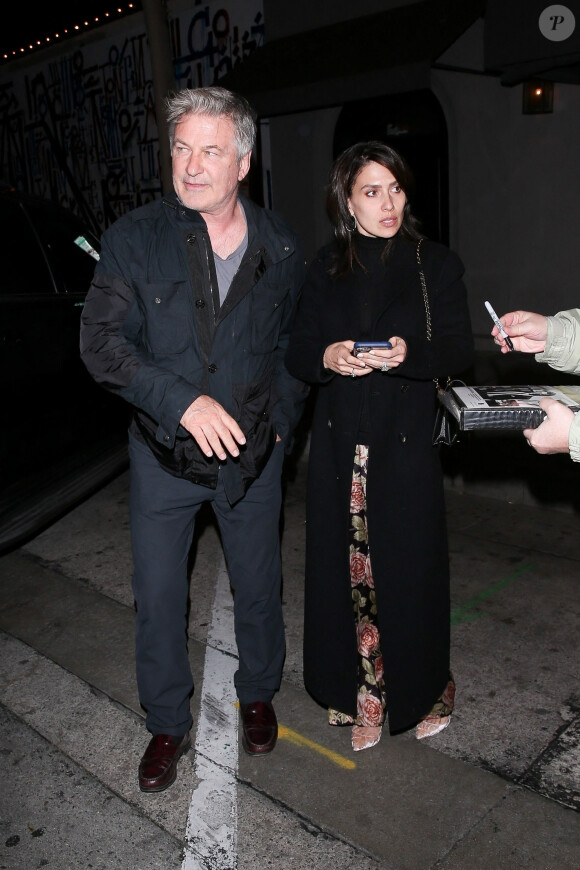 Alec Baldwin et sa femme Hillaria sortent du restaurant Craig's à Los Angeles, le 28 février 2020.