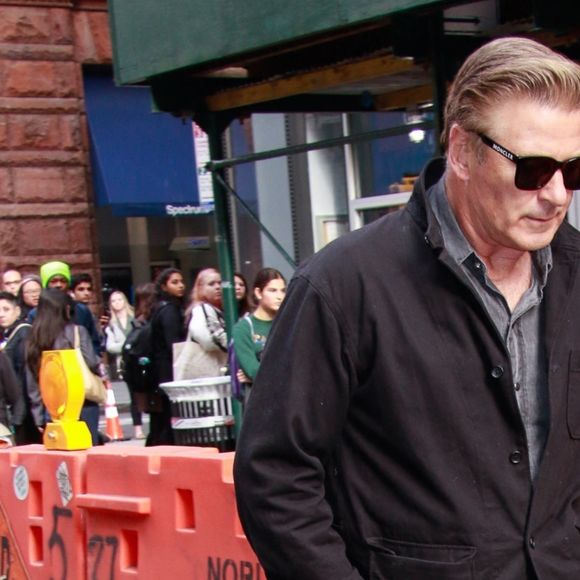 Info - Alec Baldwin a tué, par " accident ", la directrice de la photographie, et blessé le réalisateur du film " Rust " qu'il était en train de tourner au Nouveau-Mexique - Alec Baldwin se balade dans les rues de New York, le 25 octobre 2019 