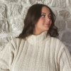 Lou Pernaut canon : large décolleté et absence de soutien-gorge, photo de son look osé