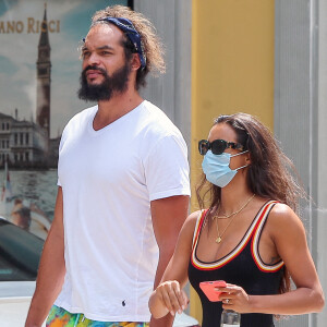 Exclusif - Joakim Noah et sa fiancée Lais Ribeiro se baladent à Miami, Floride, Etats-Unis, le 19 avril 2021.