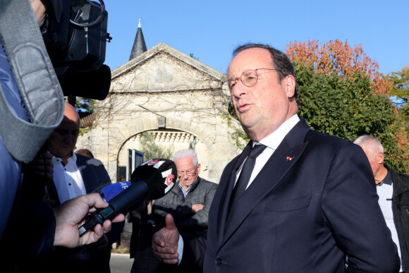L'ancien Président de la République François Hollande est venu commémorer le 6ème anniversaire de l'accident car de Puisseguin survenu le 23 Octobre 2015. Puisseguin en Gironde le 23 octobre 2021.