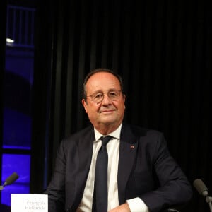 François Hollande présente et dédicace son dernier livre "Affronter" à la Station Ausone - Librairie Mollat à Bordeaux le 22 octobre 2021.