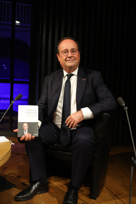 François Hollande présente et dédicace son dernier livre "Affronter" à la Station Ausone - Librairie Mollat à Bordeaux le 22 octobre 2021.