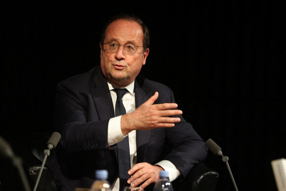 François Hollande présente et dédicace son dernier livre "Affronter" à la Station Ausone - Librairie Mollat à Bordeaux le 22 octobre 2021.