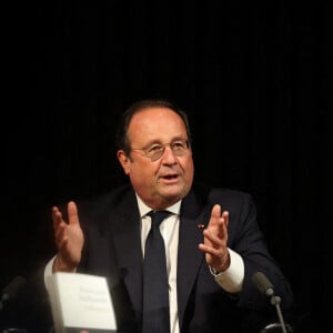 François Hollande présente et dédicace son dernier livre "Affronter" à la Station Ausone - Librairie Mollat à Bordeaux le 22 octobre 2021.