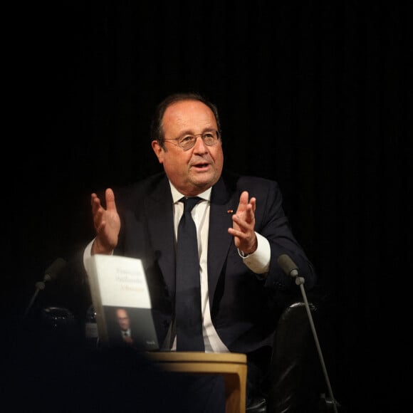 François Hollande présente et dédicace son dernier livre "Affronter" à la Station Ausone - Librairie Mollat à Bordeaux le 22 octobre 2021.