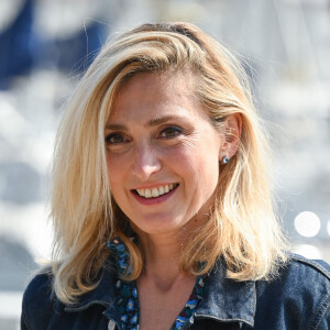 Julie Gayet du téléfilm "La dernière partie" - Photocall lors du Festival de la Fiction de La Rochelle. Le 16 septembre 2021