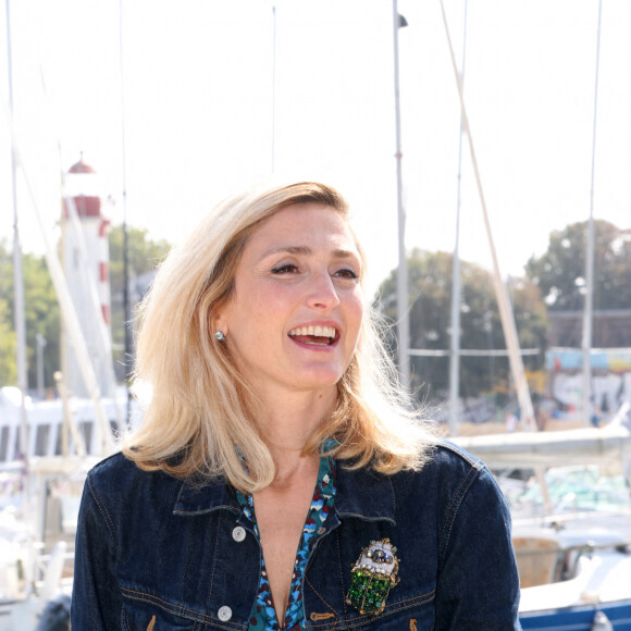 Julie Gayet du téléfilm "La dernière partie" - Photocall lors du Festival de la Fiction de La Rochelle. Le 16 septembre 2021