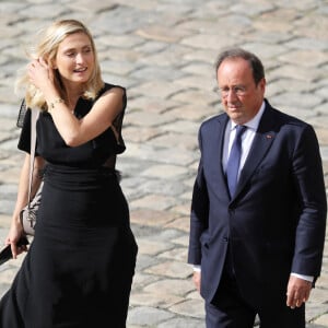 François Hollande et sa compagne Julie Gayet lors de la cérémonie d'hommage national à Jean-Paul Belmondo à l'Hôtel des Invalides à Paris.