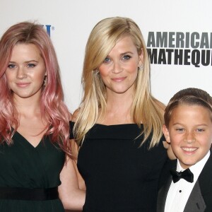 Reese Witherspoon avec ses enfants Ava Phillippe et Deacon Phillippe à la soirée American Cinematheque Award en l'honneur de Reese Witherspoon à l'hôtel The Hyatt Regency à Century City, le 30 novembre 2015