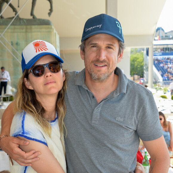 Exclusif - Marion Cotillard et son compagnon Guillaume Canet dans la tente VIP lors du Longines Paris Eiffel Jumping au Champ de Mars à Paris, le samedi 6 juillet 2019. © Veeren Ramsamy/Bestimage 