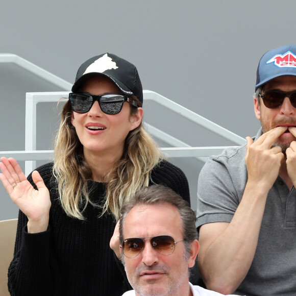 Marion Cotillard et son compagnon Guillaume Canet - People dans les tribunes lors de la finale messieurs des internationaux de France de tennis de Roland Garros 2019 à Paris le 9 juin 2019. © Jacovides-Moreau/Bestimage 