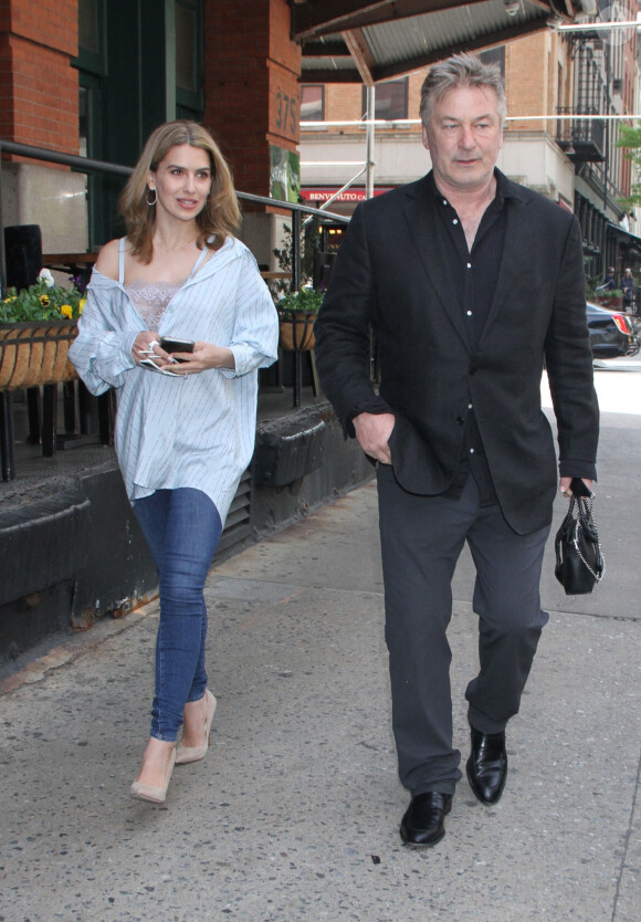 Hilaria Baldwin et son mari Alec Baldwin - Les célébrités sont allées déjeuner lors du Festival du Film Tribeca à New York, le 25 avril 2019. 