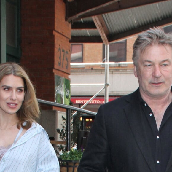 Hilaria Baldwin et son mari Alec Baldwin - Les célébrités sont allées déjeuner lors du Festival du Film Tribeca à New York, le 25 avril 2019. 