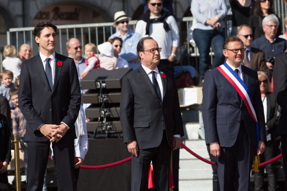 Le premier ministre canadien Justin Trudeau, le président François Hollande et le maire d'Arras Frédéric Leturque - Cérémonie d'inauguration du Coquelicot de la Paix à Arras, à l'occasion du centenaire de la Bataille d'Arras et de Vimy pendant la Première Guerre Mondiale. Le 9 avril 2017