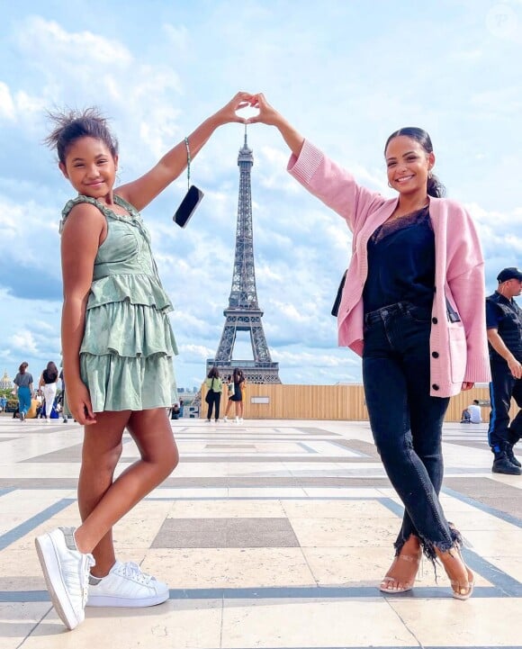 Violet et sa maman Christina Milian jouent les touristes à Paris.