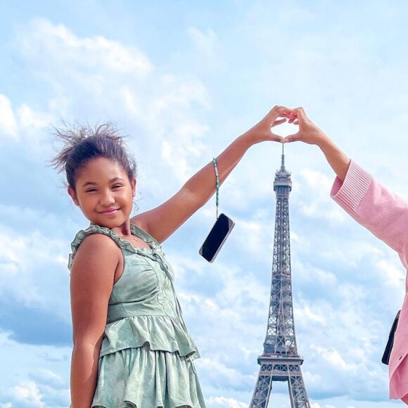 Violet et sa maman Christina Milian jouent les touristes à Paris.