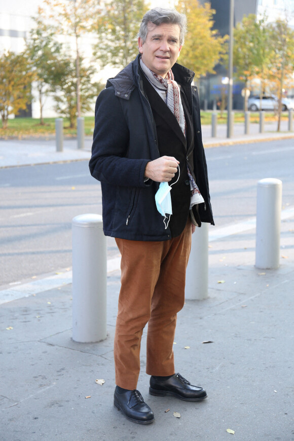 Exclusif - Arnaud Montebourg arrive aux studios de BFM TV à Paris le 9 novembre 2020.