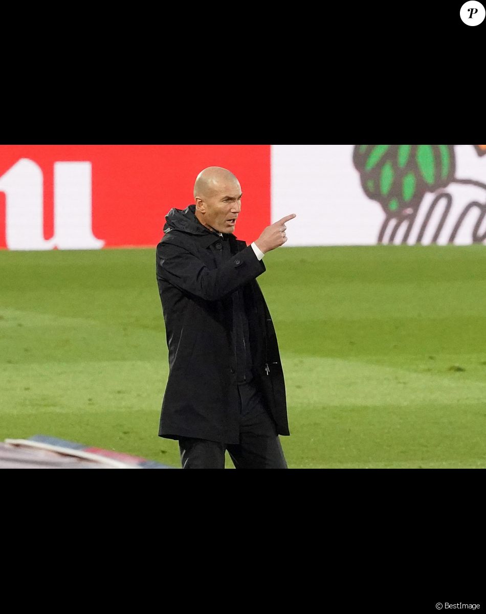 Zinedine Zidane - Match de football en Liga : Le Real Madrid est à égalité avec Seville 2-2 au Stade Alfredo-Di-Stéfano le 9 mai 2021. © Acero/Alterphotos/Panoramic / Bestimage
