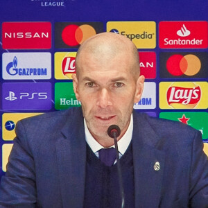 L'entraîneur-chef du Real Madrid Zinedine Zidane assiste à une conférence de presse de Ligue des Champions, Groupe B, match de football entre Shakhtar Donetsk et le Real Madrid au stade Olimpiyskiy de Kiev. Le 2 décembre 2020.