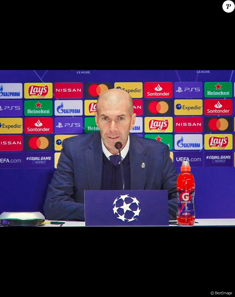 L'entraîneur-chef du Real Madrid Zinedine Zidane assiste à une conférence de presse de Ligue des Champions, Groupe B, match de football entre Shakhtar Donetsk et le Real Madrid au stade Olimpiyskiy de Kiev. Le 2 décembre 2020.