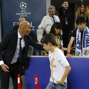 Zinédine Zidane félicité par sa femme Véronique et ses enfants Elyaz et Théo - Le Real Madrid de Zinédine Zidane remporte la Ligue des champions aux tirs au buts face à l'Atlético de Madrid, (1-1 après prolongations, 5-3 aux t.a.b.) à Milan le 28 mai 2016.