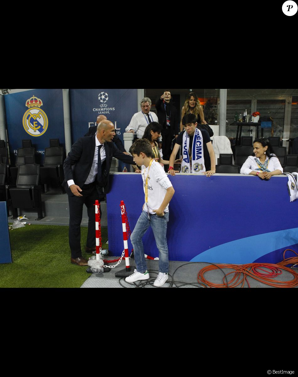 Zinédine Zidane félicité par sa femme Véronique et ses enfants Elyaz et Théo - Le Real Madrid de Zinédine Zidane remporte la Ligue des champions aux tirs au buts face à l'Atlético de Madrid, (1-1 après prolongations, 5-3 aux t.a.b.) à Milan le 28 mai 2016.