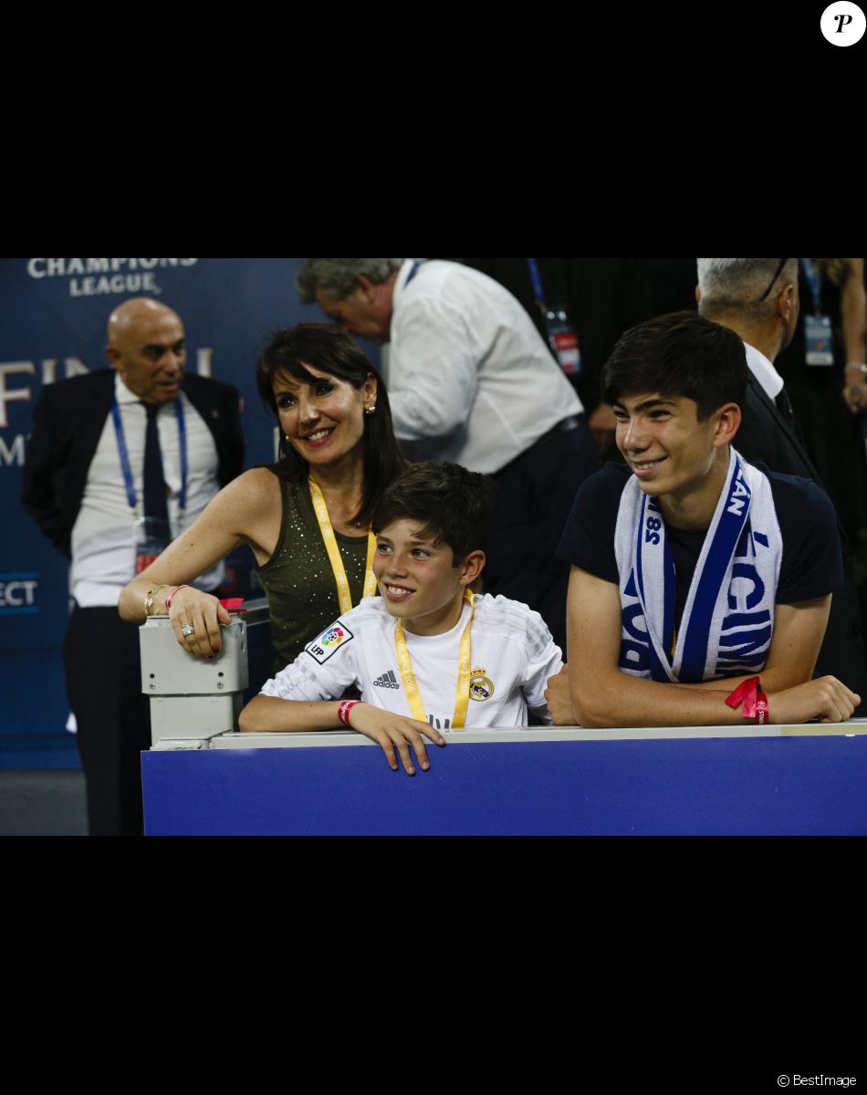 La femme Zinédine Zidane, Véronique et ses enfants Elyaz et Théo - Le Real Madrid de Zinédine Zidane remporte la Ligue des champions aux tirs au buts face à l'Atlético de Madrid, (1-1 après prolongations, 5-3 aux t.a.b.) à Milan le 28 mai 2016.