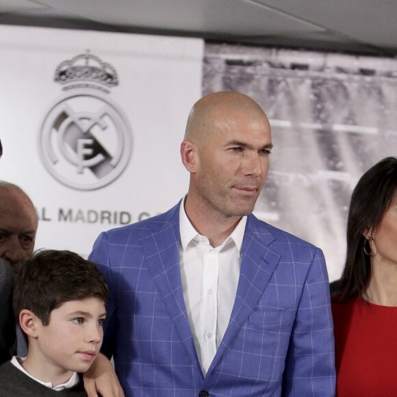 Zinedine Zidane devient l'entraineur du Real de Madrid et remplace ainsi Rafael Benítez lors d'une cérémonie au Stade Santiago Bernabéu à Madrid le 4 janvier 2016. Le président du Real de Madrid a annoncé la nomination à Zinedine Zidane en présence de sa femme Veronique et de ses quatre enfants Enzo, Luca, Elyaz et Théo.