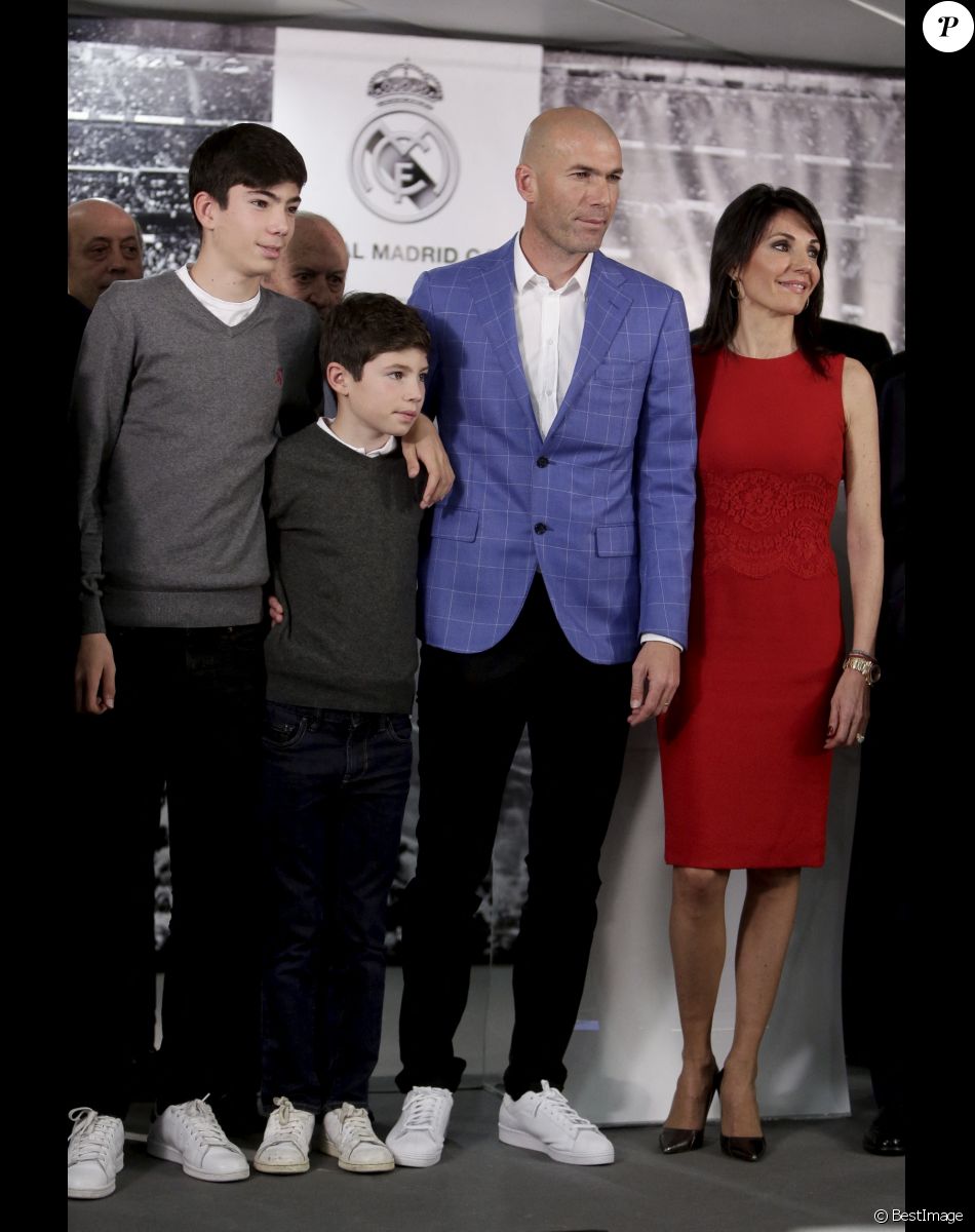 Zinedine Zidane devient l'entraineur du Real de Madrid et remplace ainsi Rafael Benítez lors d'une cérémonie au Stade Santiago Bernabéu à Madrid le 4 janvier 2016. Le président du Real de Madrid a annoncé la nomination à Zinedine Zidane en présence de sa femme Veronique et de ses quatre enfants Enzo, Luca, Elyaz et Théo.
