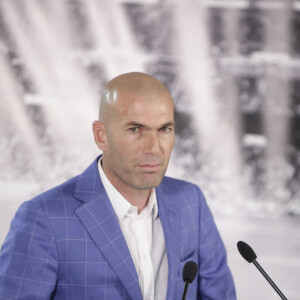 Zinedine Zidane devient l'entraineur du Real de Madrid et remplace ainsi Rafael Benítez lors d'une cérémonie au Stade Santiago Bernabéu à Madrid le 4 janvier 2016. Le président du Real de Madrid a annoncé la nomination à Zinedine Zidane en présence de sa femme Veronique et de ses quatre enfants Enzo, Luca, Elyaz et Théo.