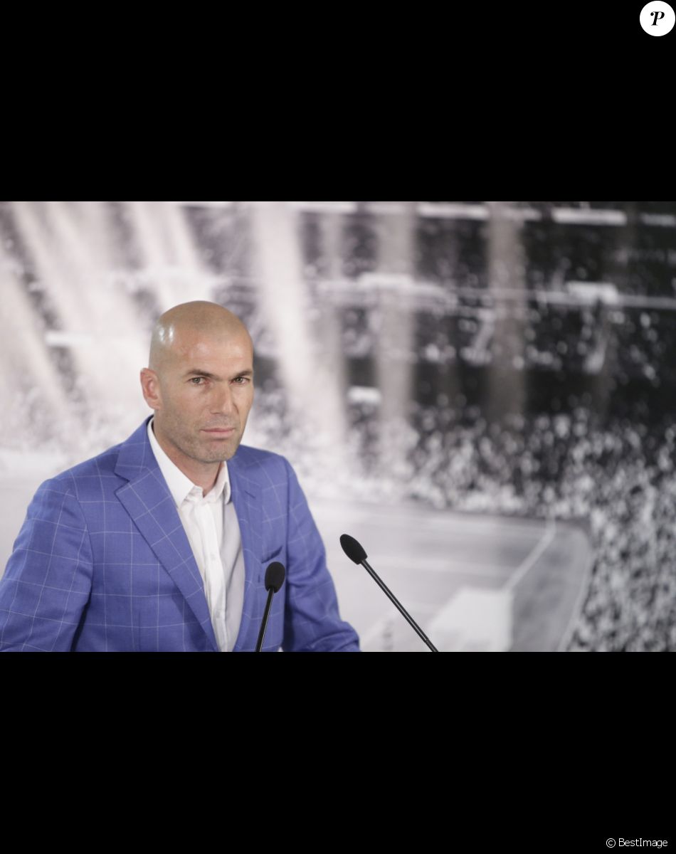 Zinedine Zidane devient l'entraineur du Real de Madrid et remplace ainsi Rafael Benítez lors d'une cérémonie au Stade Santiago Bernabéu à Madrid le 4 janvier 2016. Le président du Real de Madrid a annoncé la nomination à Zinedine Zidane en présence de sa femme Veronique et de ses quatre enfants Enzo, Luca, Elyaz et Théo.
