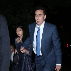 Exclusif - Nicolas Cage et sa femme Riko Shibata arrivent main dans la main à une fête à Los Angeles, le 13 juillet 2021