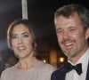Le prince Frederik de Danemark et la princesse Mary arrivent au dîner de gala pour les représentants de l'industrie cinématographique danoise au Palais Fredensborg le 26 octobre 2021.