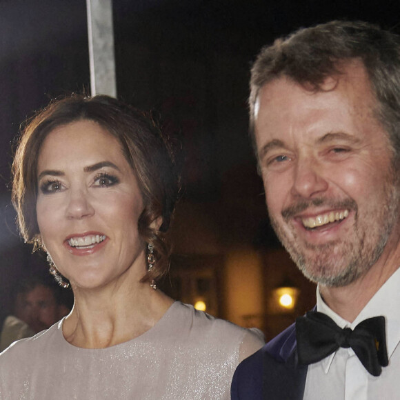 Le prince Frederik de Danemark et la princesse Mary arrivent au dîner de gala pour les représentants de l'industrie cinématographique danoise au Palais Fredensborg le 26 octobre 2021.