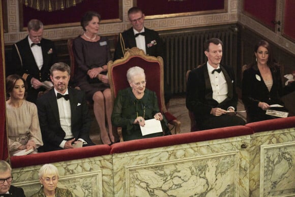 La princesse Mary de Danemark, le prince Frederik, la reine Margrethe II, le prince Joachim, la princesse Marie lors du dîner de gala pour les représentants de l'industrie cinématographique danoise au Palais Fredensborg le 26 octobre 2021.