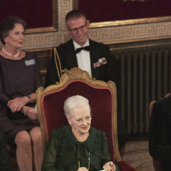 La princesse Mary de Danemark, le prince Frederik, la reine Margrethe II, le prince Joachim, la princesse Marie lors du dîner de gala pour les représentants de l'industrie cinématographique danoise au Palais Fredensborg le 26 octobre 2021.