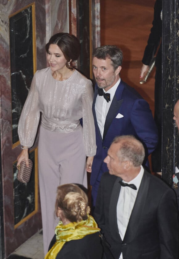 Le prince Frederik de Danemark, la princesse Mary lors du dîner de gala pour les représentants de l'industrie cinématographique danoise au Palais Fredensborg le 26 octobre 2021.