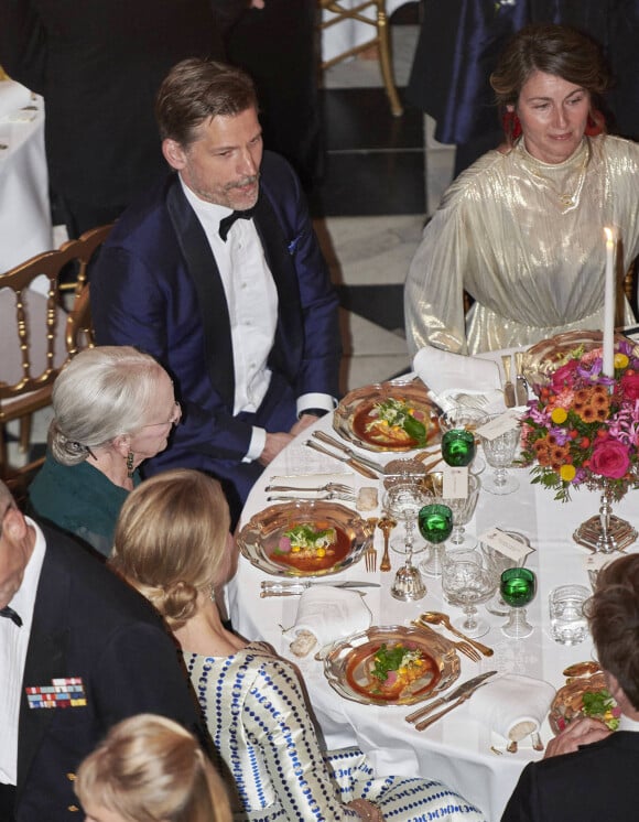 Nikolaj Coster-Waldau (de la série Game of Thrones), la reine Margrethe II de Danemark lors du dîner de gala pour les représentants de l'industrie cinématographique danoise au Palais Fredensborg le 26 octobre 2021.