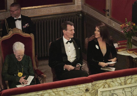 La reine Margrethe II de Danemark, le prince Joachim, la princesse Marie lors du dîner de gala pour les représentants de l'industrie cinématographique danoise au Palais Fredensborg le 26 octobre 2021.